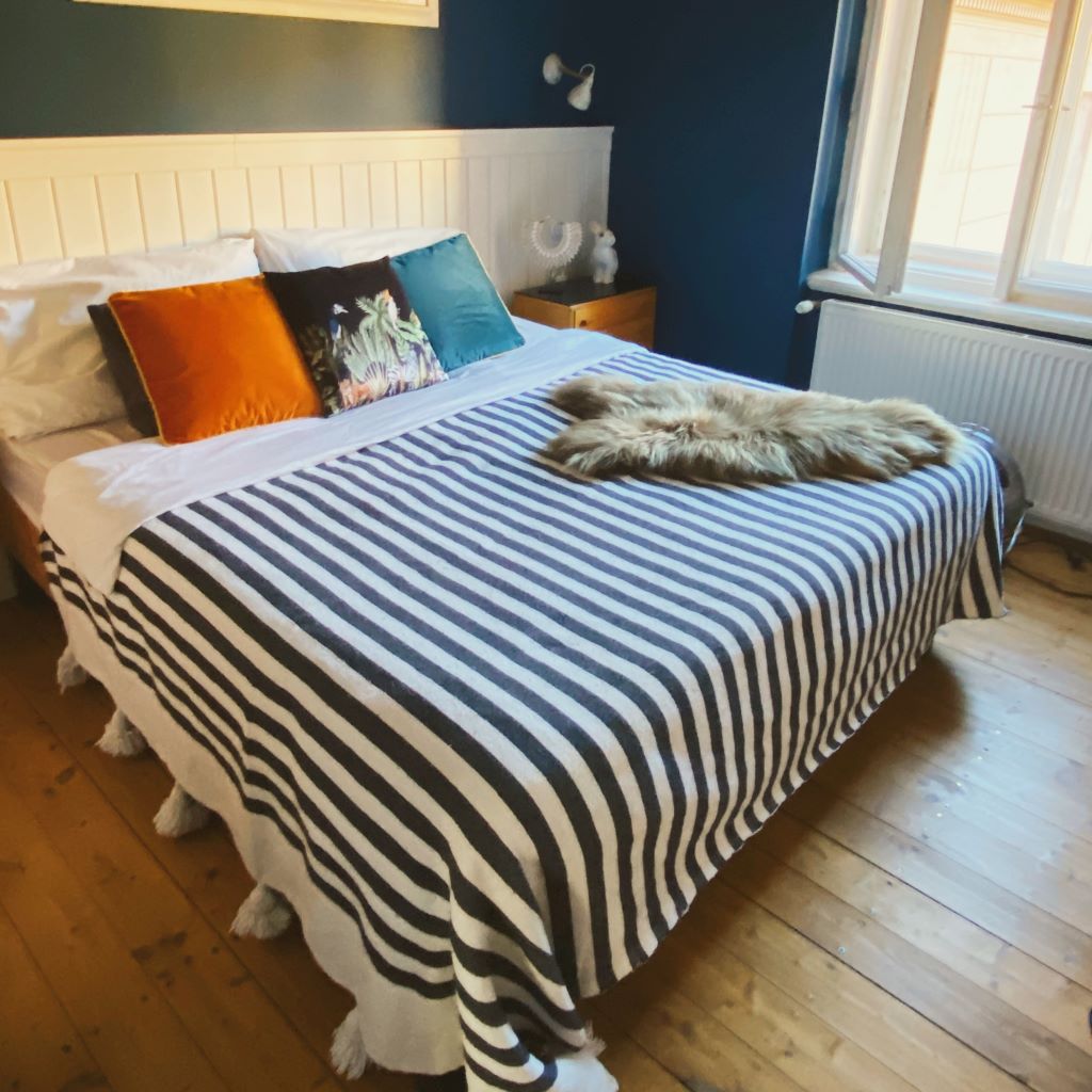 Black & White Stripes Pom Pom Blanket – Bennett Laine Home Decor
